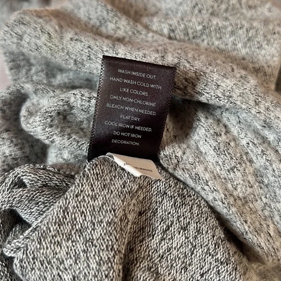 Simply Vera Vera Wang Womens Top Gray with White Pearls Size S Bell Slee… - Picture 12 of 12